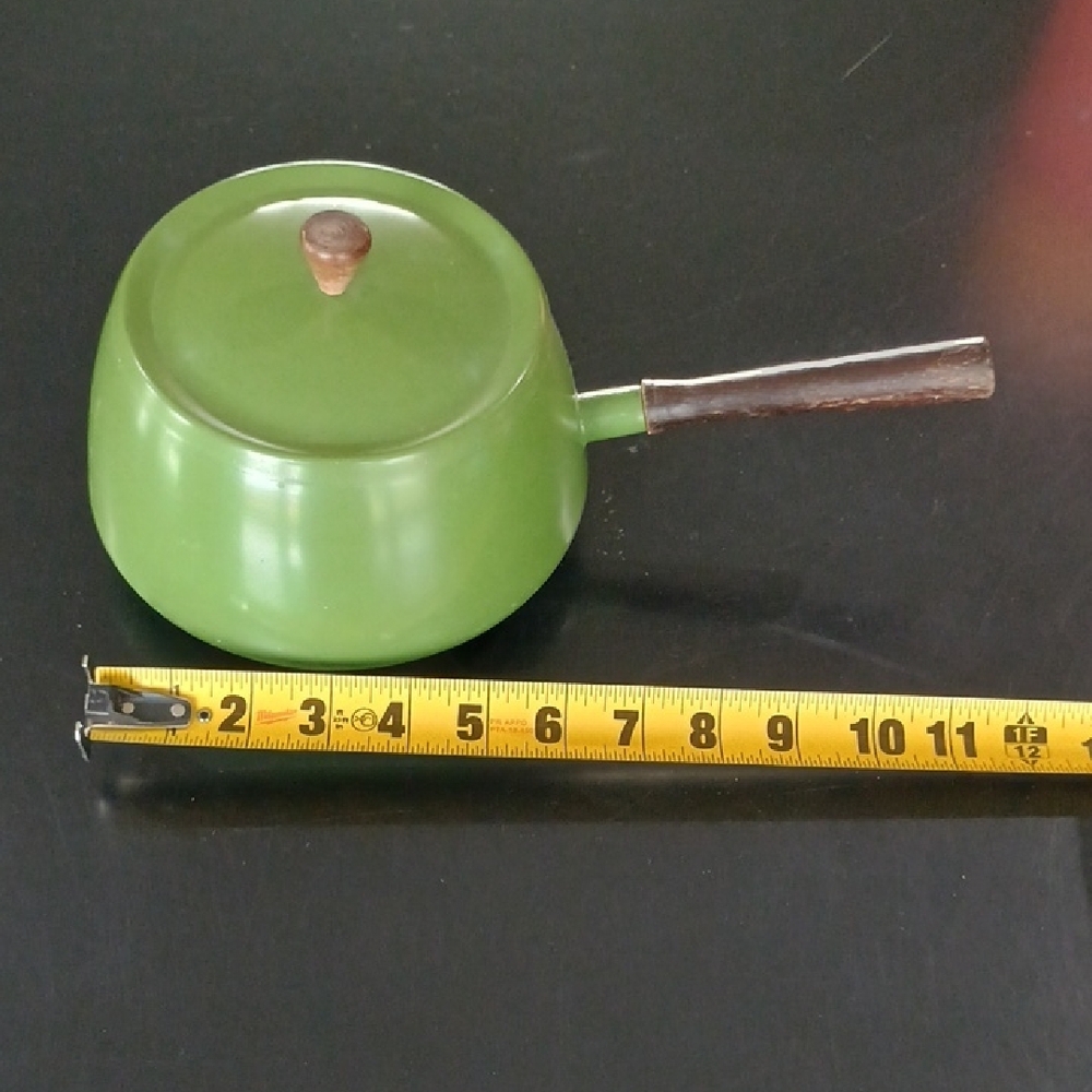 Elegant Vintage Green Aluminum Cookware with Wooden Handle Retro Decor - Picture 8 of 10